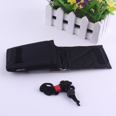 專業(yè)定制，便攜守護——黑色不規(guī)則圖形相機保護套廠家直銷解析